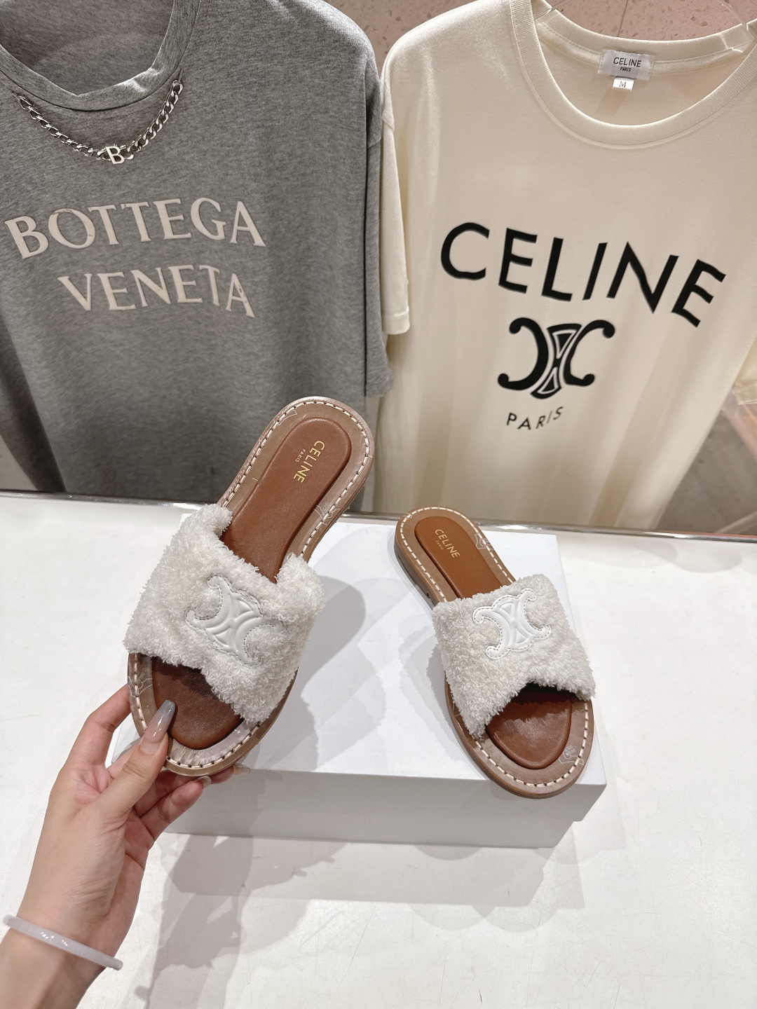 高版本出厂
 Celine/塞琳2025ss思琳F035秋冬新款凯旋门Logo凉拖鞋
高级感十足  网红