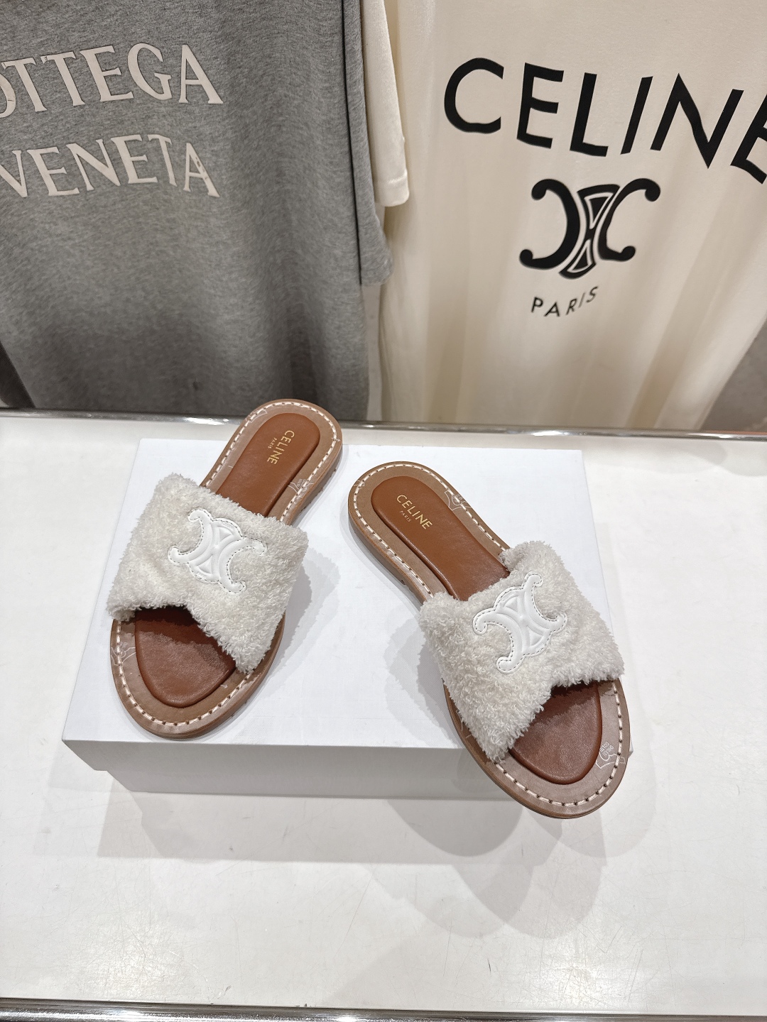 高版本出厂
 Celine/塞琳2025ss思琳F035秋冬新款凯旋门Logo凉拖鞋
高级感十足  网红