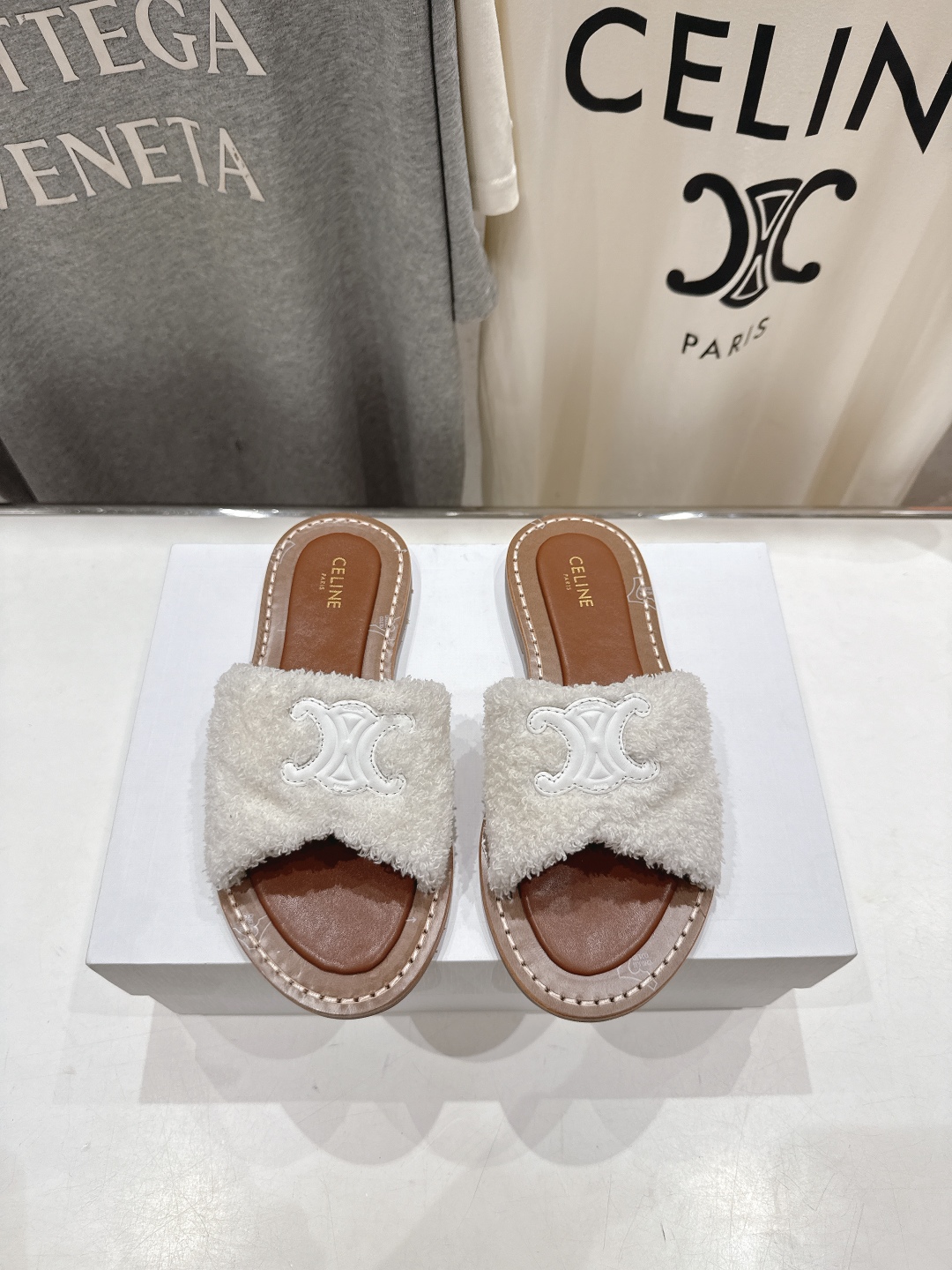 高版本出厂
 Celine/塞琳2025ss思琳F035秋冬新款凯旋门Logo凉拖鞋
高级感十足  网红