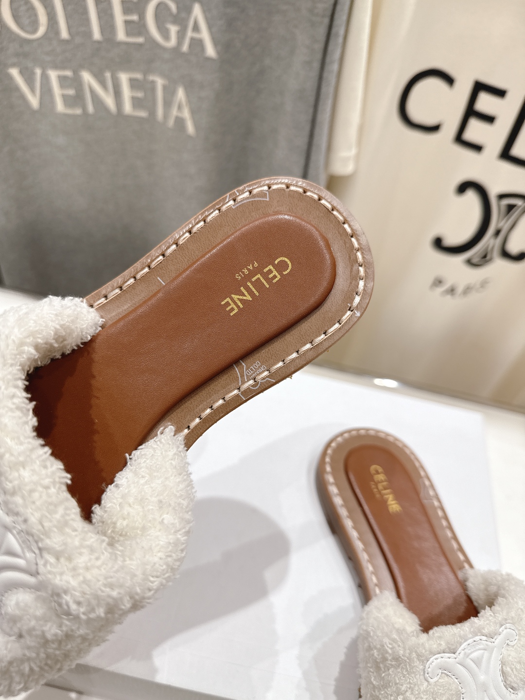 高版本出厂
 Celine/塞琳2025ss思琳F035秋冬新款凯旋门Logo凉拖鞋
高级感十足  网红