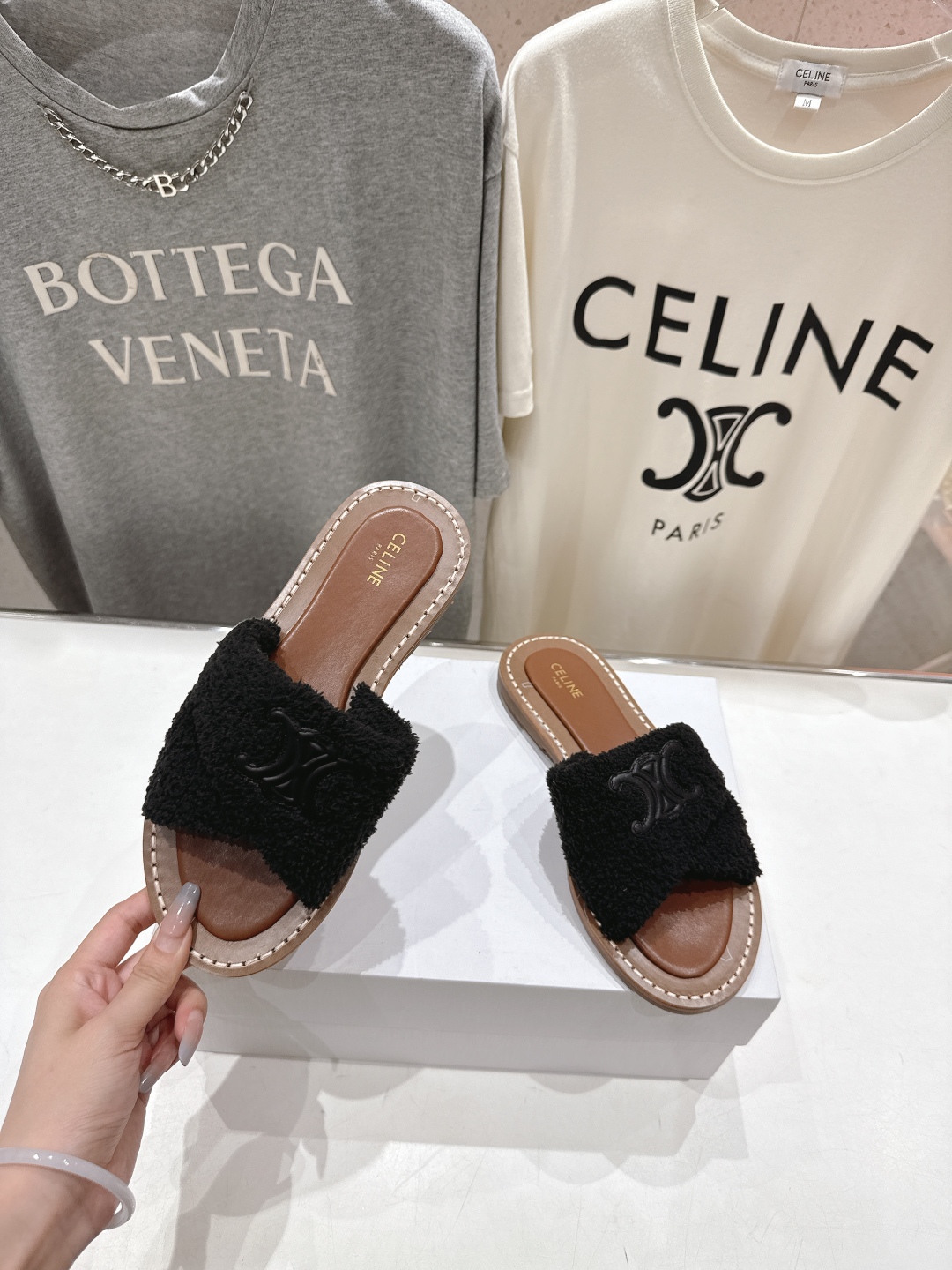 高版本出厂
 Celine/塞琳2025ss思琳F035秋冬新款凯旋门Logo凉拖鞋
高级感十足  网红