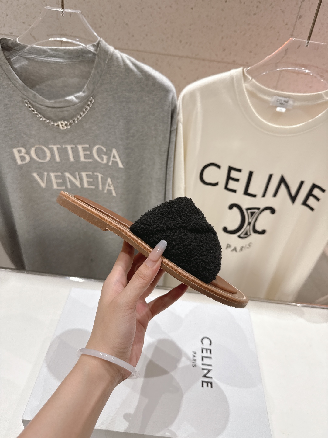 高版本出厂
 Celine/塞琳2025ss思琳F035秋冬新款凯旋门Logo凉拖鞋
高级感十足  网红