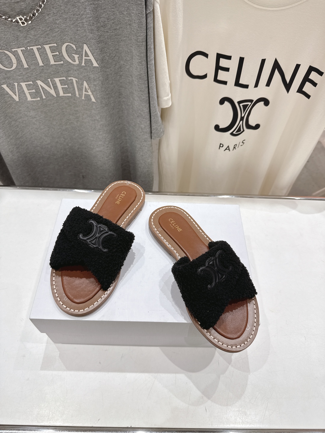 高版本出厂
 Celine/塞琳2025ss思琳F035秋冬新款凯旋门Logo凉拖鞋
高级感十足  网红