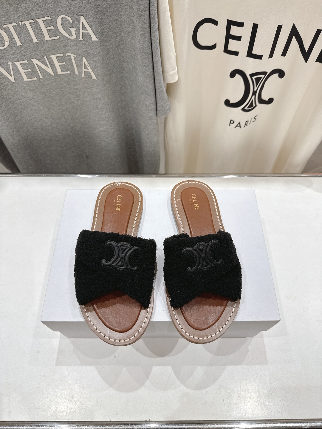 高版本出厂
 Celine/塞琳2025ss思琳F035秋冬新款凯旋门Logo凉拖鞋
高级感十足  网红