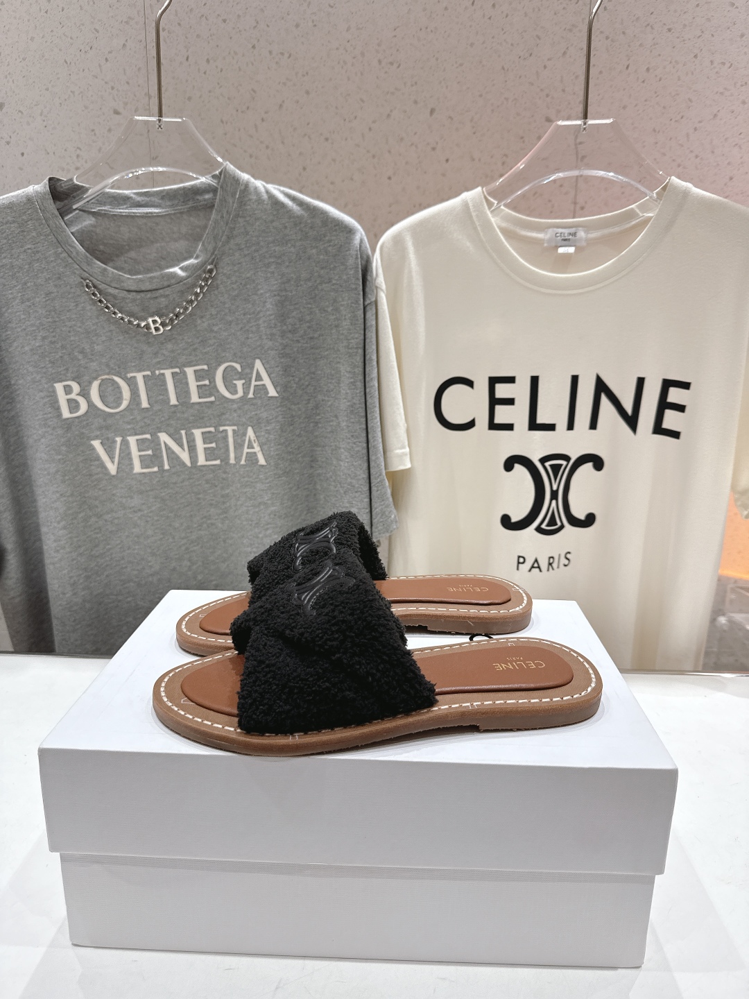 高版本出厂
 Celine/塞琳2025ss思琳F035秋冬新款凯旋门Logo凉拖鞋
高级感十足  网红