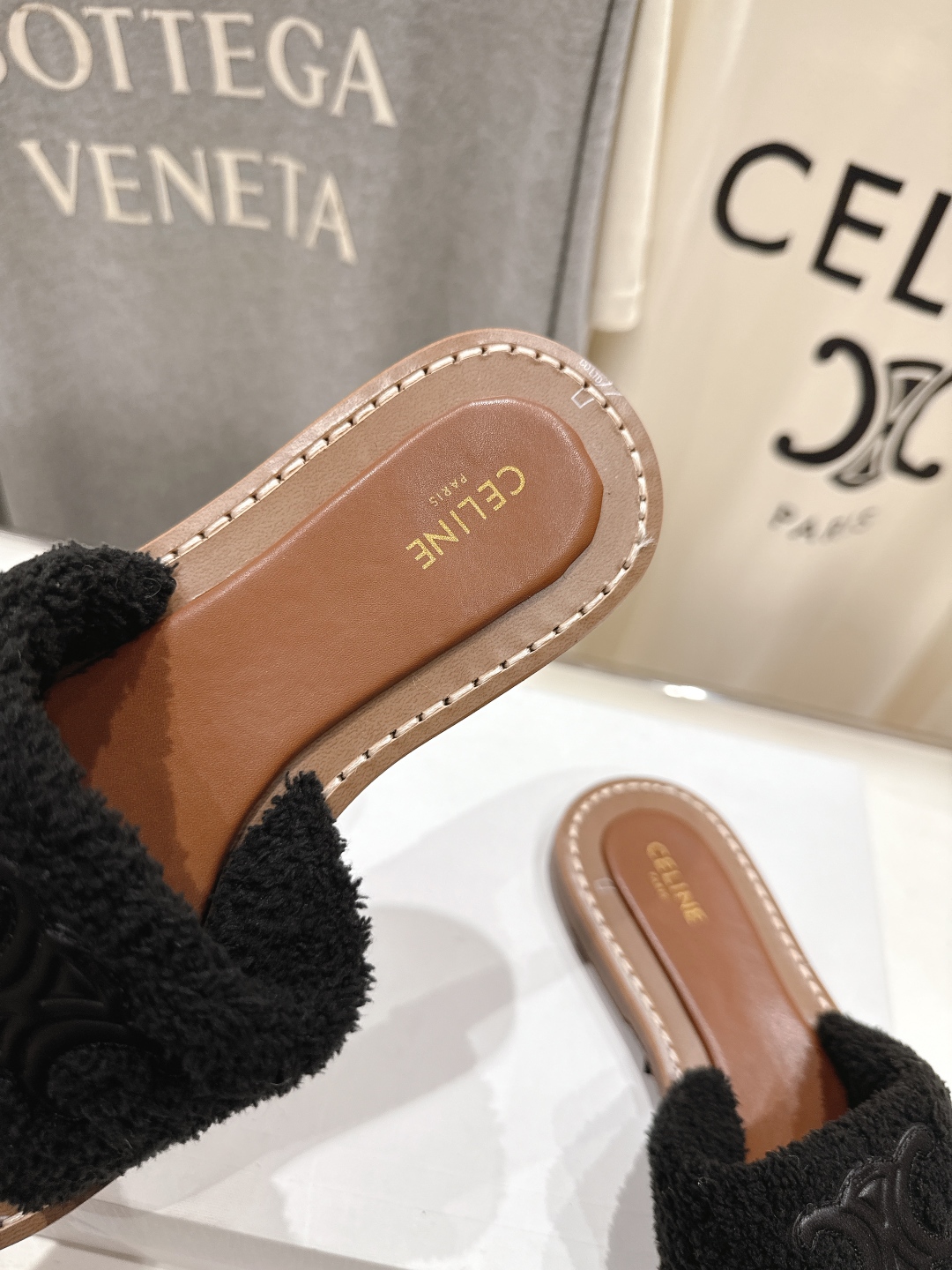 高版本出厂
 Celine/塞琳2025ss思琳F035秋冬新款凯旋门Logo凉拖鞋
高级感十足  网红