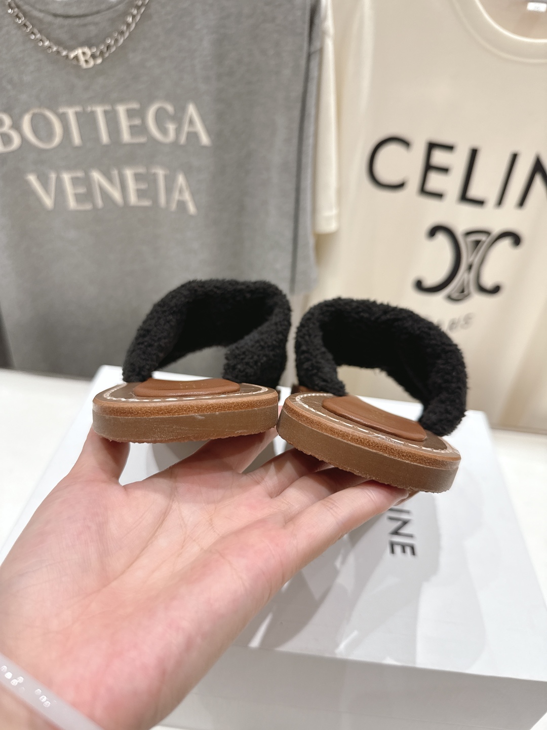 高版本出厂
 Celine/塞琳2025ss思琳F035秋冬新款凯旋门Logo凉拖鞋
高级感十足  网红