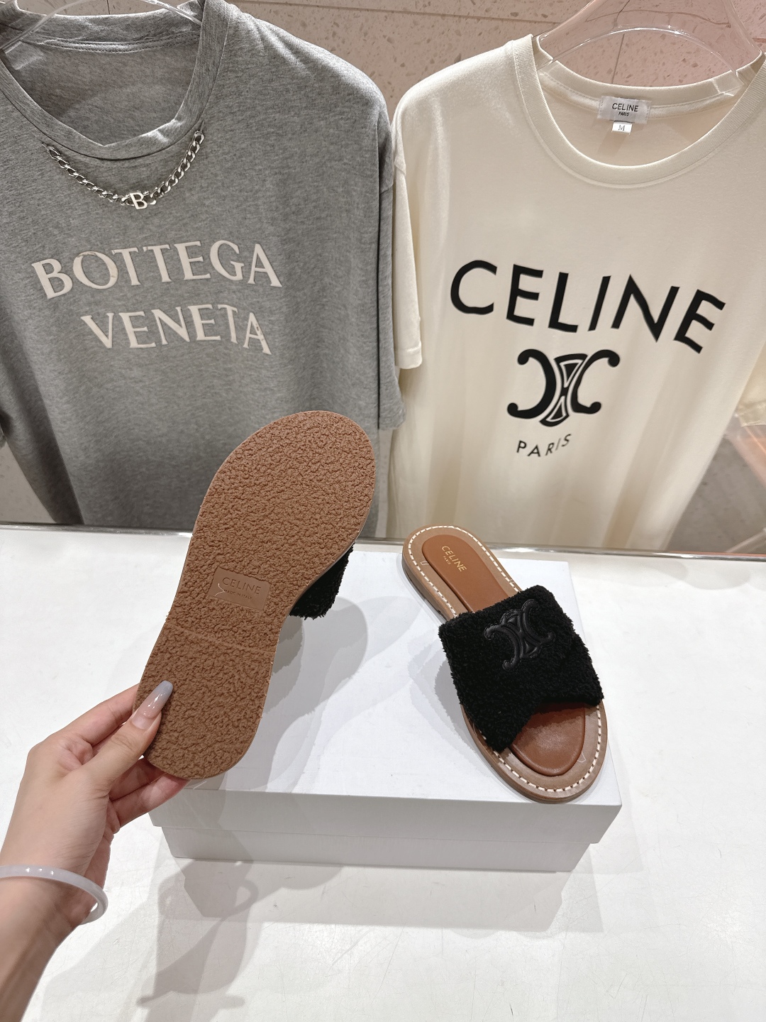 高版本出厂
 Celine/塞琳2025ss思琳F035秋冬新款凯旋门Logo凉拖鞋
高级感十足  网红