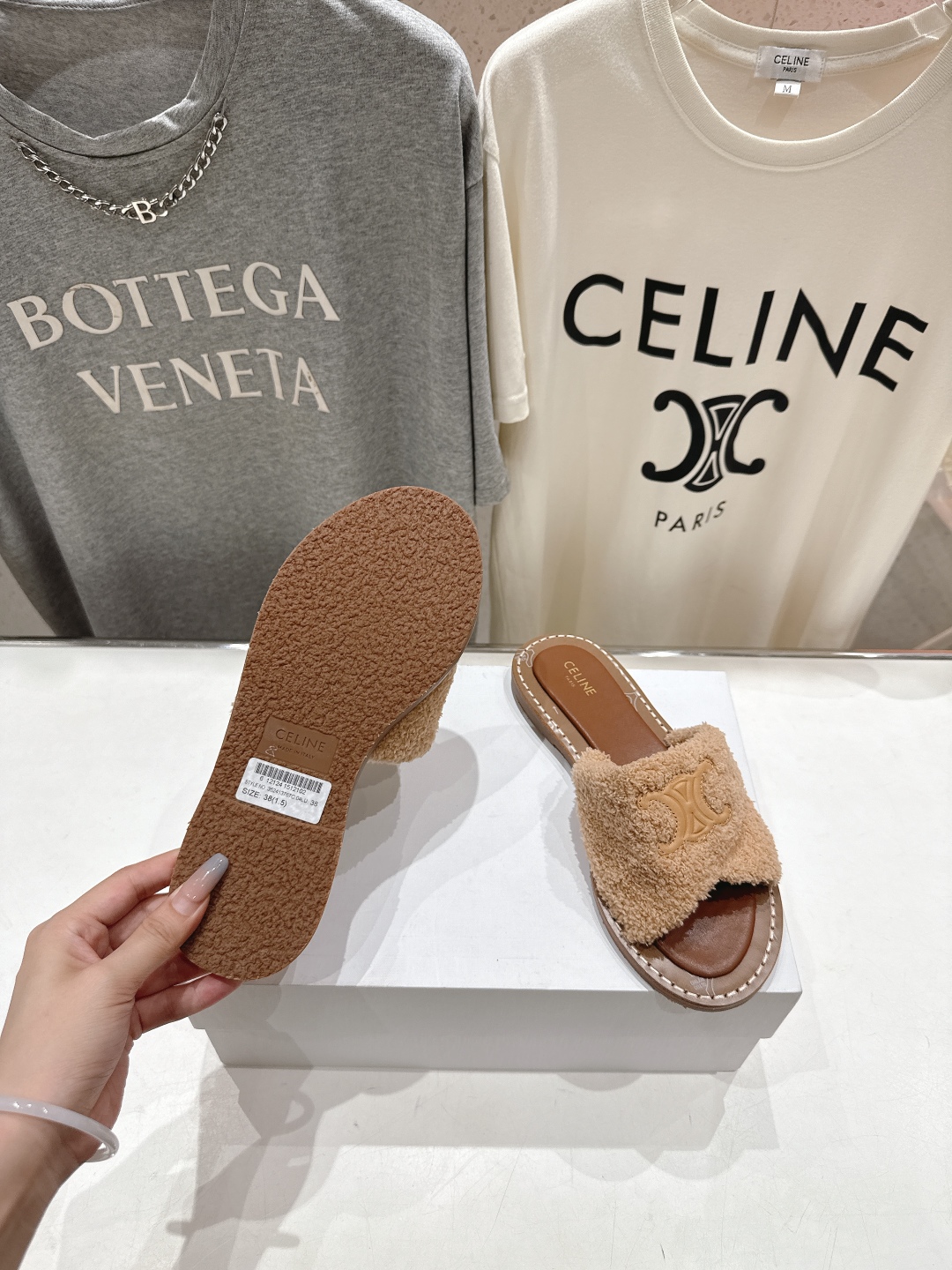 高版本出厂
 Celine/塞琳2025ss思琳F035秋冬新款凯旋门Logo凉拖鞋
高级感十足  网红