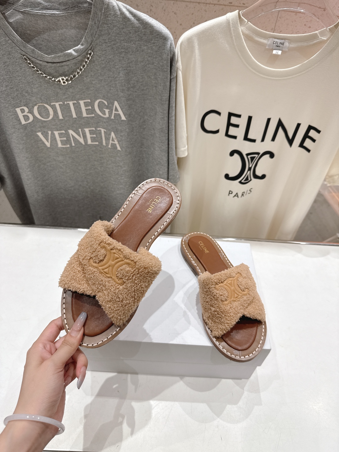 高版本出厂
 Celine/塞琳2025ss思琳F035秋冬新款凯旋门Logo凉拖鞋
高级感十足  网红