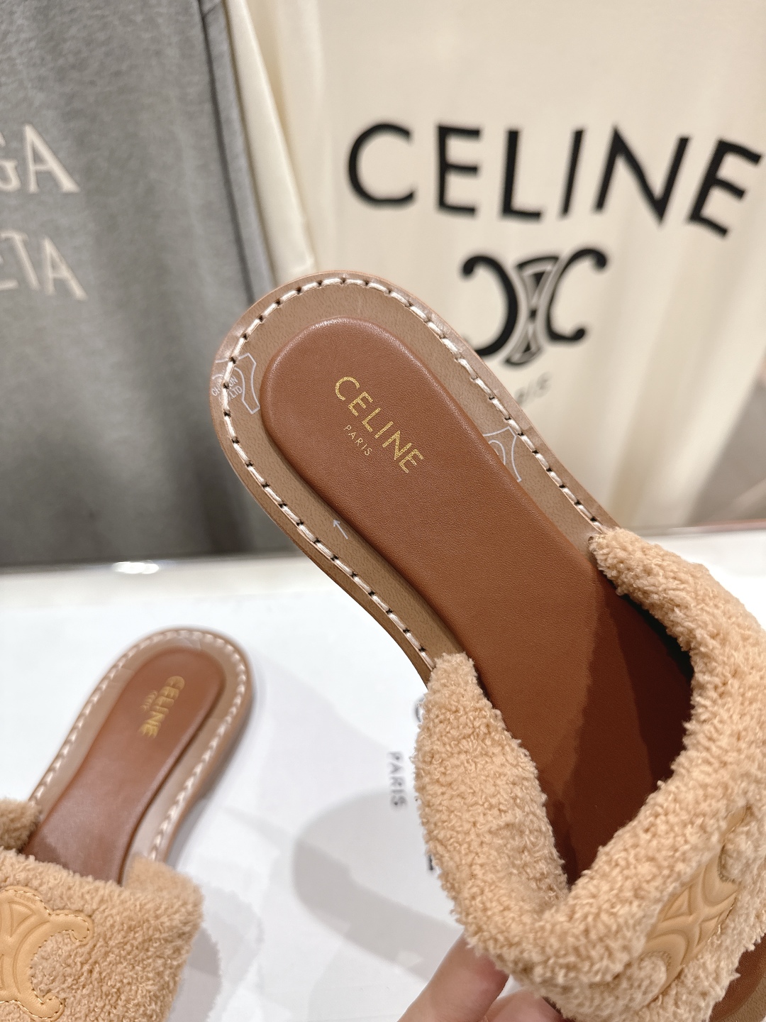 高版本出厂
 Celine/塞琳2025ss思琳F035秋冬新款凯旋门Logo凉拖鞋
高级感十足  网红