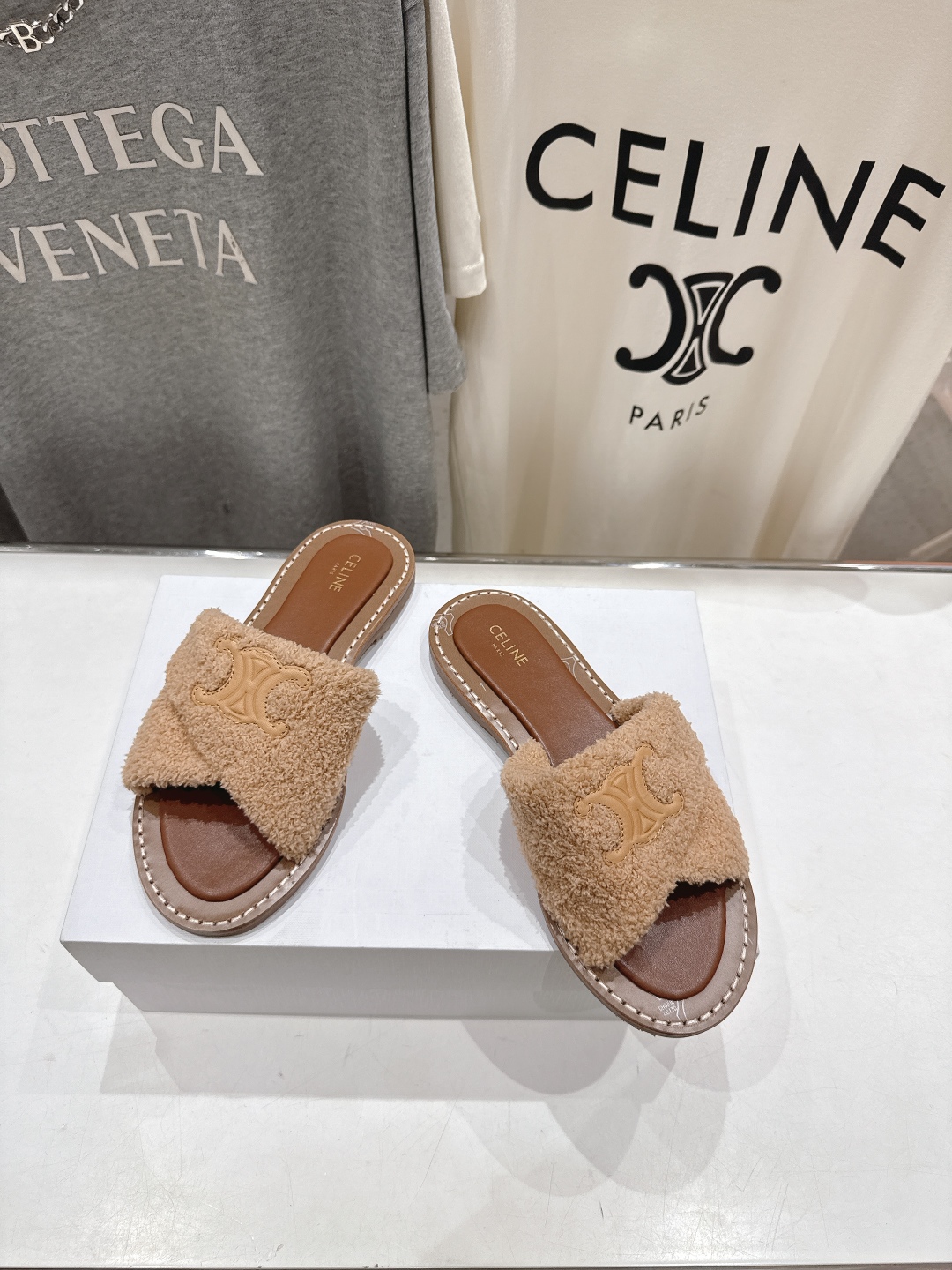 高版本出厂
 Celine/塞琳2025ss思琳F035秋冬新款凯旋门Logo凉拖鞋
高级感十足  网红