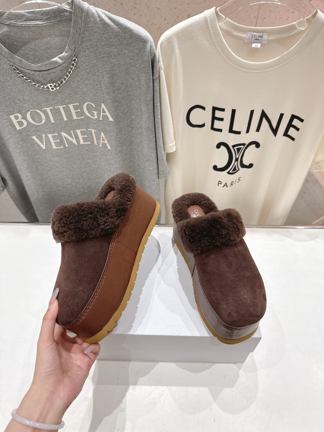 高版本出厂
  Celine/塞琳 2025ss新款F035厚底勃肯半包羊毛拖鞋🐏，上脚非常舒适保暖
这