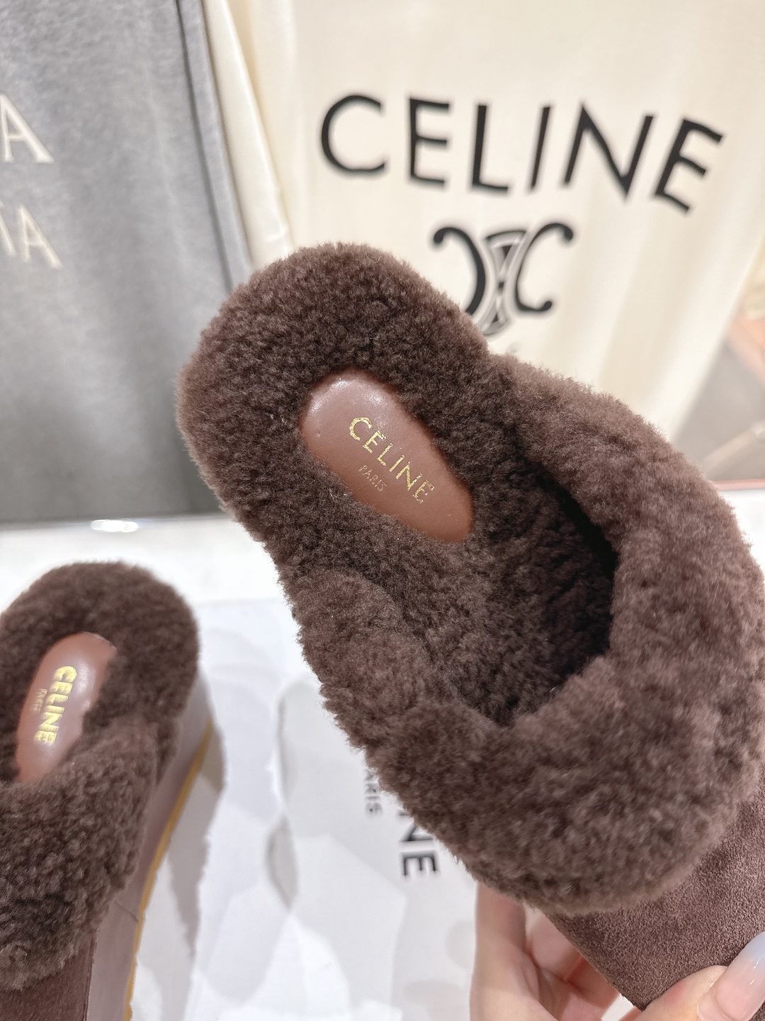 高版本出厂
  Celine/塞琳 2025ss新款F035厚底勃肯半包羊毛拖鞋🐏，上脚非常舒适保暖
这