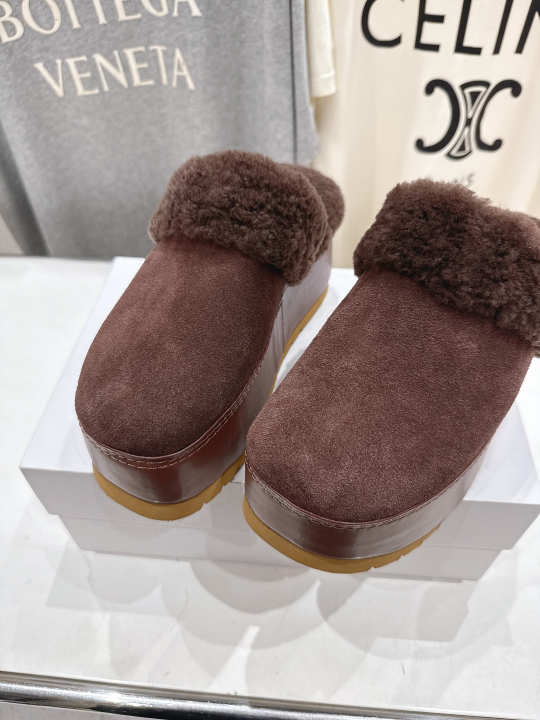 高版本出厂
  Celine/塞琳 2025ss新款F035厚底勃肯半包羊毛拖鞋🐏，上脚非常舒适保暖
这