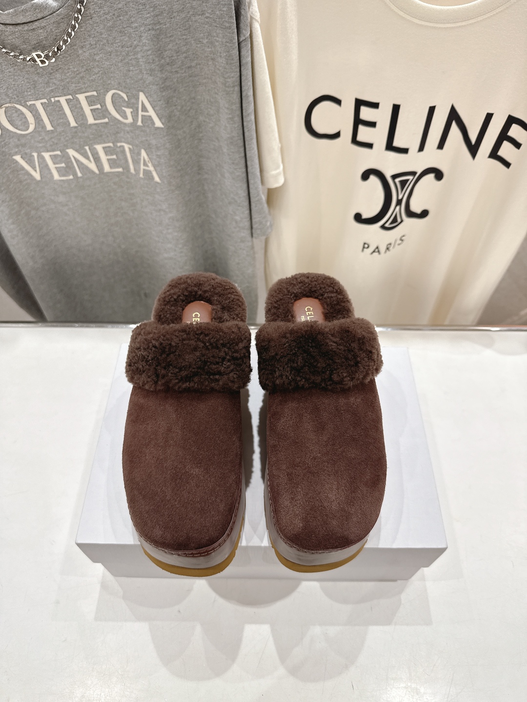 高版本出厂
  Celine/塞琳 2025ss新款F035厚底勃肯半包羊毛拖鞋🐏，上脚非常舒适保暖
这