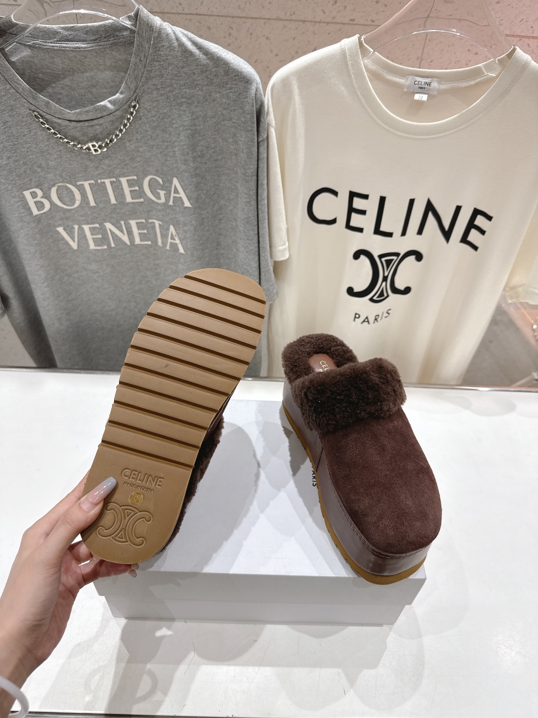 高版本出厂
  Celine/塞琳 2025ss新款F035厚底勃肯半包羊毛拖鞋🐏，上脚非常舒适保暖
这