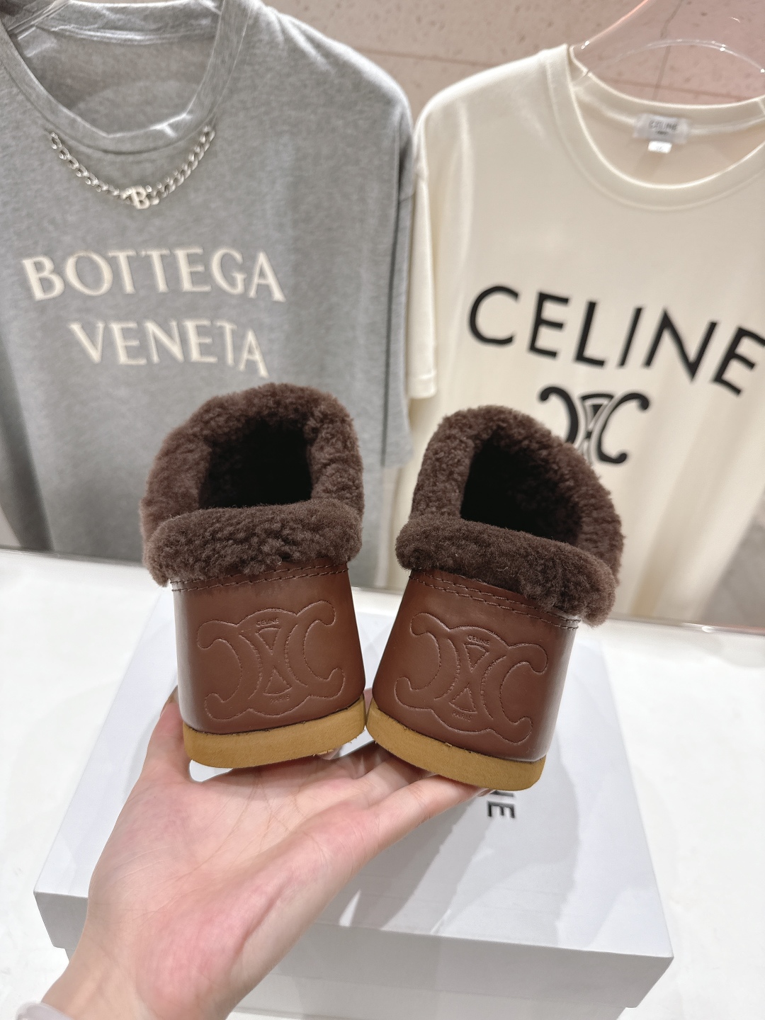 高版本出厂
  Celine/塞琳 2025ss新款F035厚底勃肯半包羊毛拖鞋🐏，上脚非常舒适保暖
这