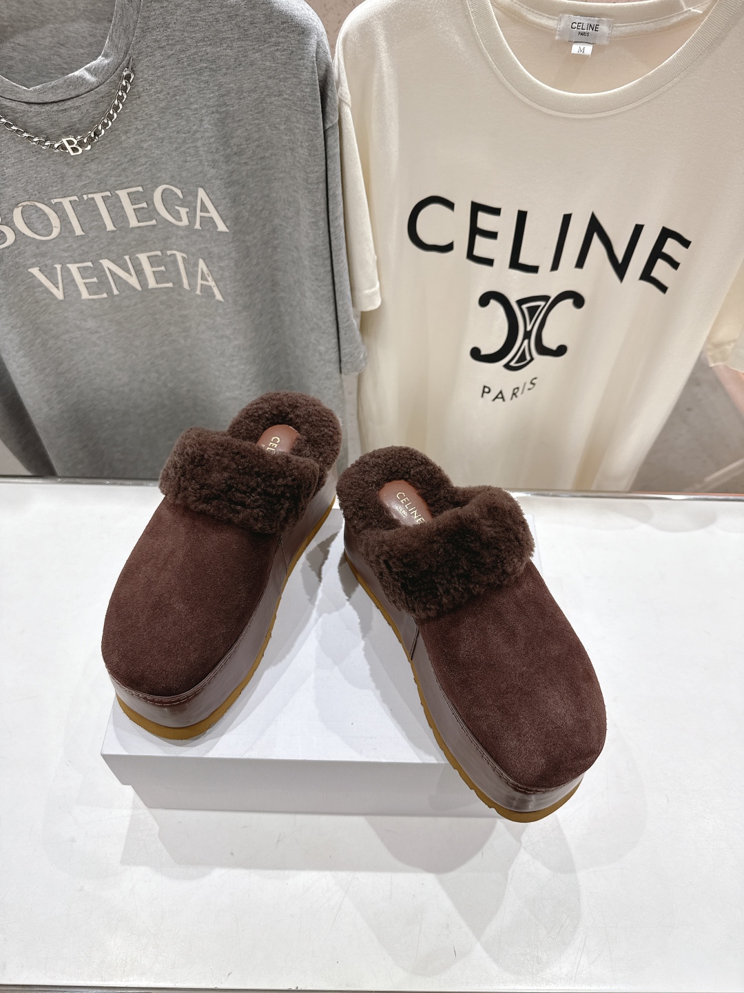高版本出厂
  Celine/塞琳 2025ss新款F035厚底勃肯半包羊毛拖鞋🐏，上脚非常舒适保暖
这