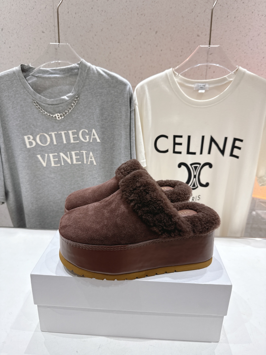 高版本出厂
  Celine/塞琳 2025ss新款F035厚底勃肯半包羊毛拖鞋🐏，上脚非常舒适保暖
这