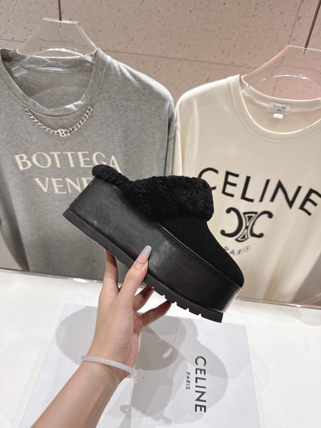 高版本出厂
  Celine/塞琳 2025ss新款F035厚底勃肯半包羊毛拖鞋🐏，上脚非常舒适保暖
这