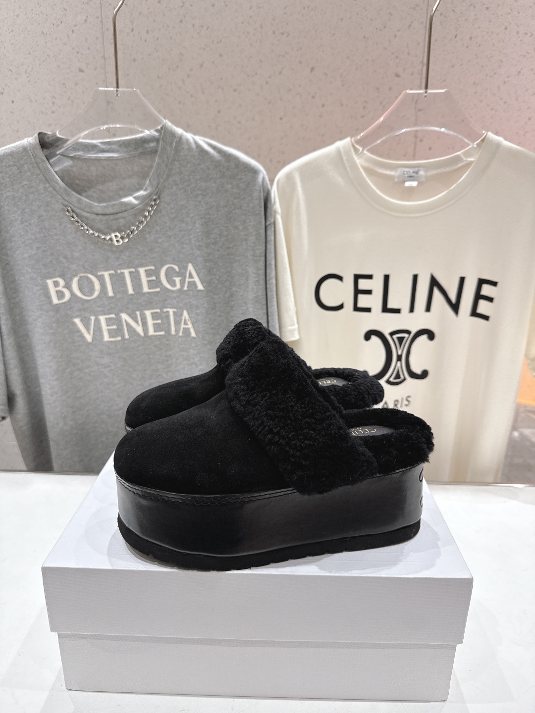 高版本出厂
  Celine/塞琳 2025ss新款F035厚底勃肯半包羊毛拖鞋🐏，上脚非常舒适保暖
这