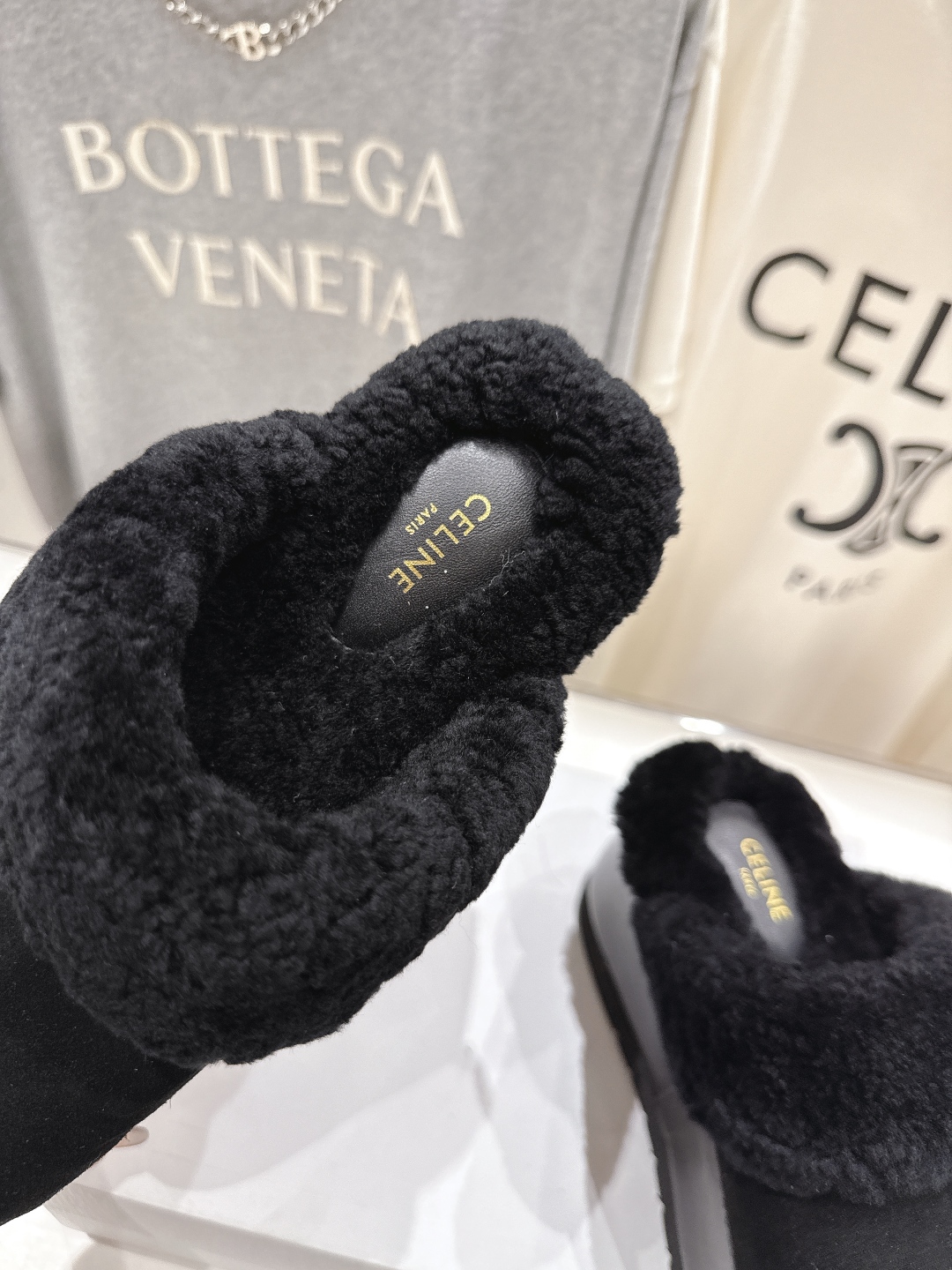 高版本出厂
  Celine/塞琳 2025ss新款F035厚底勃肯半包羊毛拖鞋🐏，上脚非常舒适保暖
这