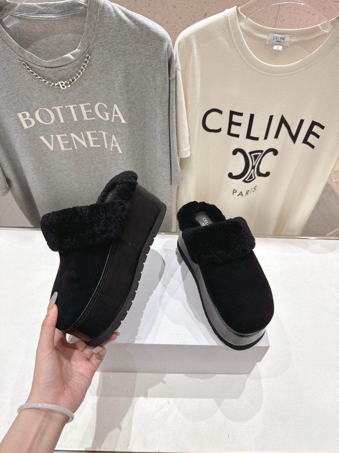 高版本出厂
  Celine/塞琳 2025ss新款F035厚底勃肯半包羊毛拖鞋🐏，上脚非常舒适保暖
这