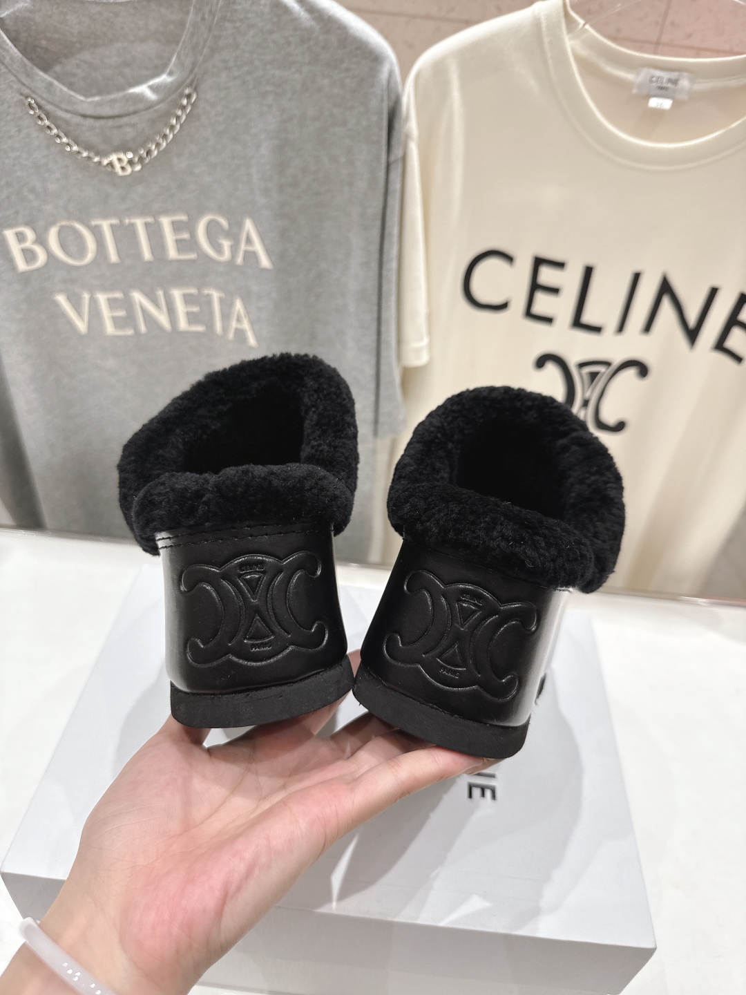 高版本出厂
  Celine/塞琳 2025ss新款F035厚底勃肯半包羊毛拖鞋🐏，上脚非常舒适保暖
这