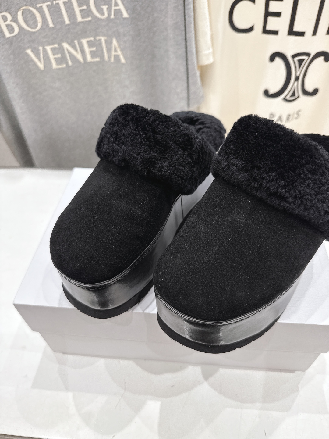 高版本出厂
  Celine/塞琳 2025ss新款F035厚底勃肯半包羊毛拖鞋🐏，上脚非常舒适保暖
这