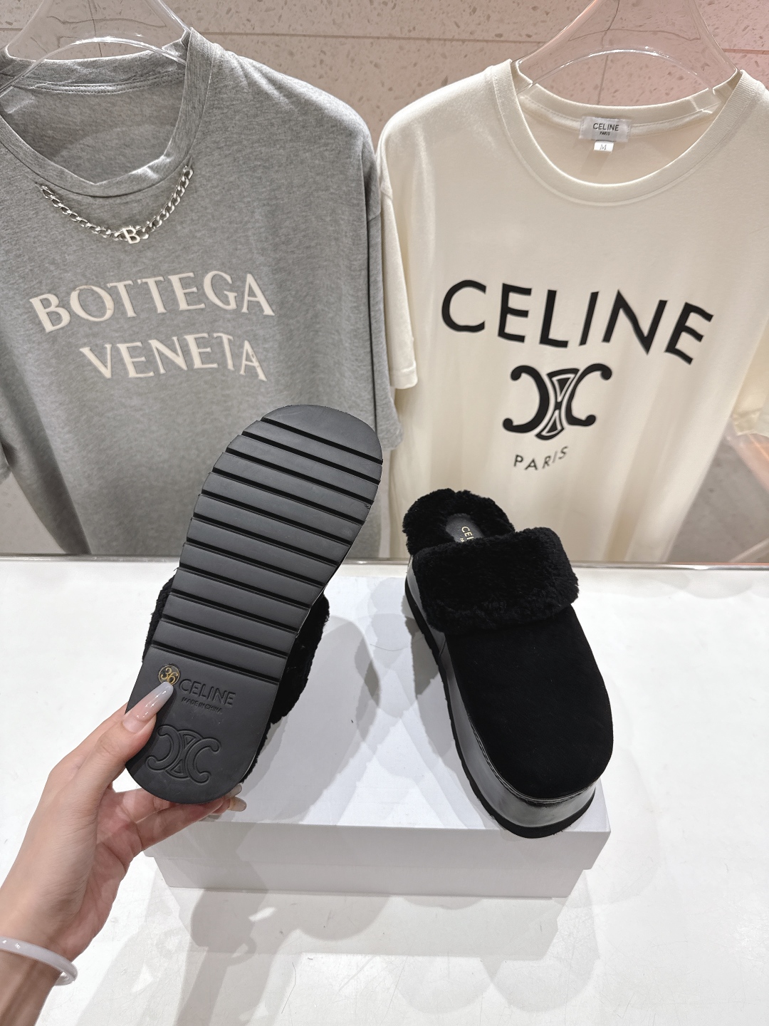 高版本出厂
  Celine/塞琳 2025ss新款F035厚底勃肯半包羊毛拖鞋🐏，上脚非常舒适保暖
这