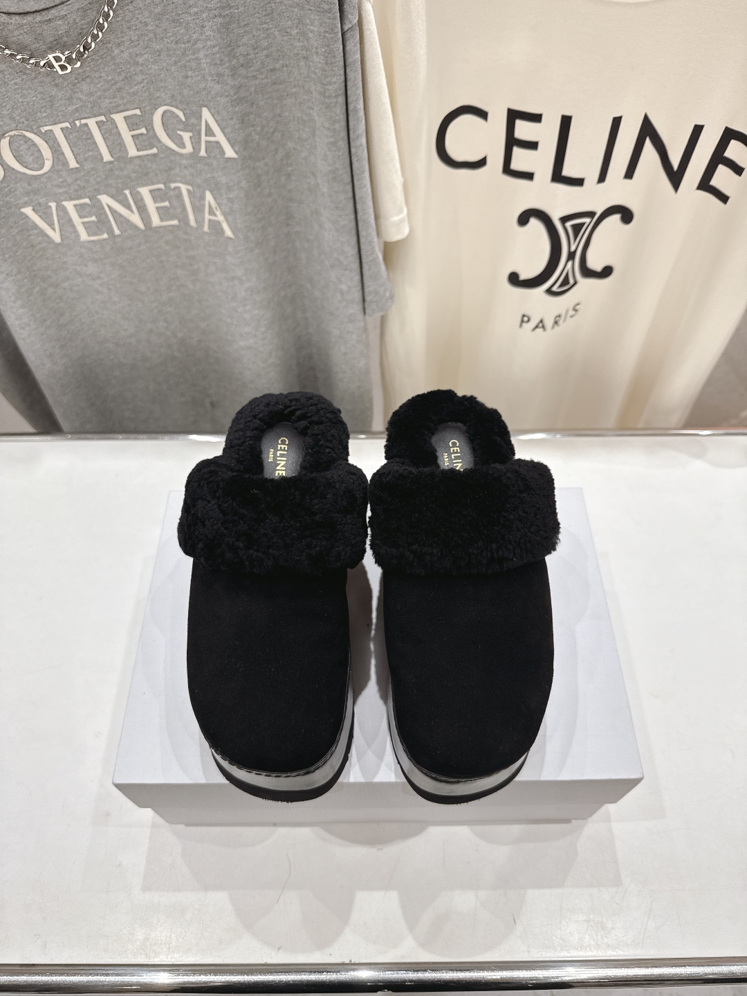 高版本出厂
  Celine/塞琳 2025ss新款F035厚底勃肯半包羊毛拖鞋🐏，上脚非常舒适保暖
这