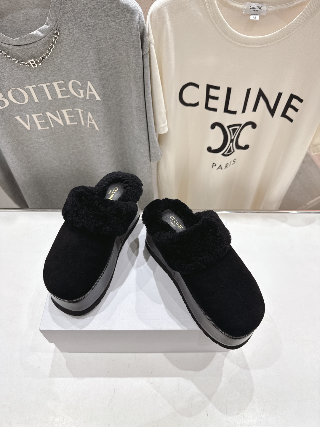 高版本出厂
  Celine/塞琳 2025ss新款F035厚底勃肯半包羊毛拖鞋🐏，上脚非常舒适保暖
这