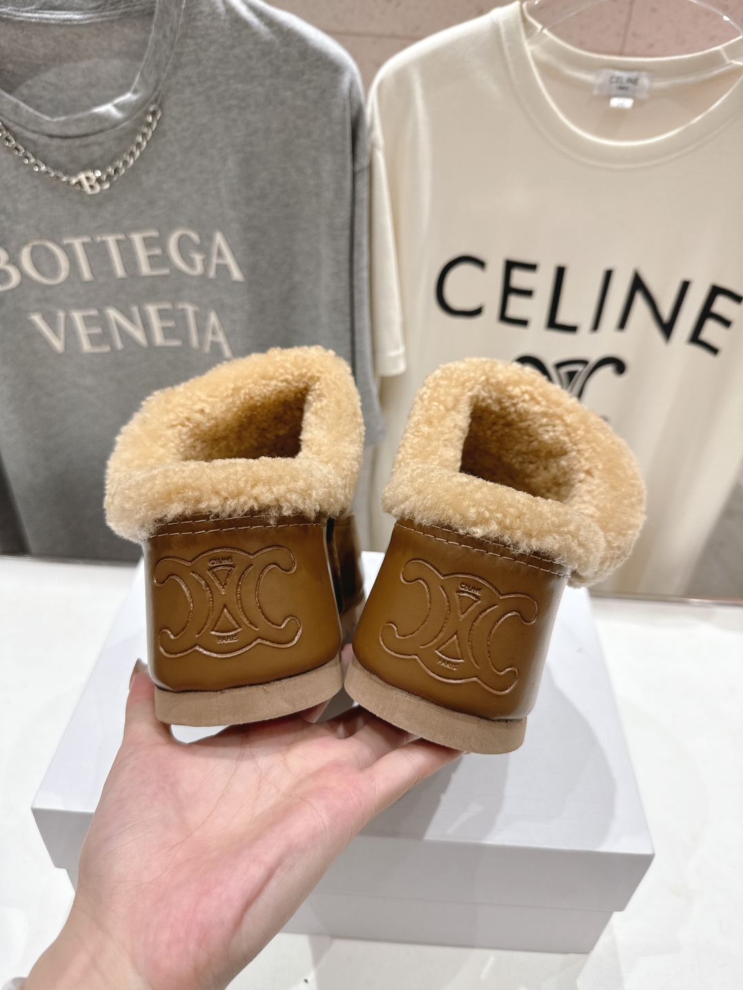 高版本出厂
  Celine/塞琳 2025ss新款F035厚底勃肯半包羊毛拖鞋🐏，上脚非常舒适保暖
这