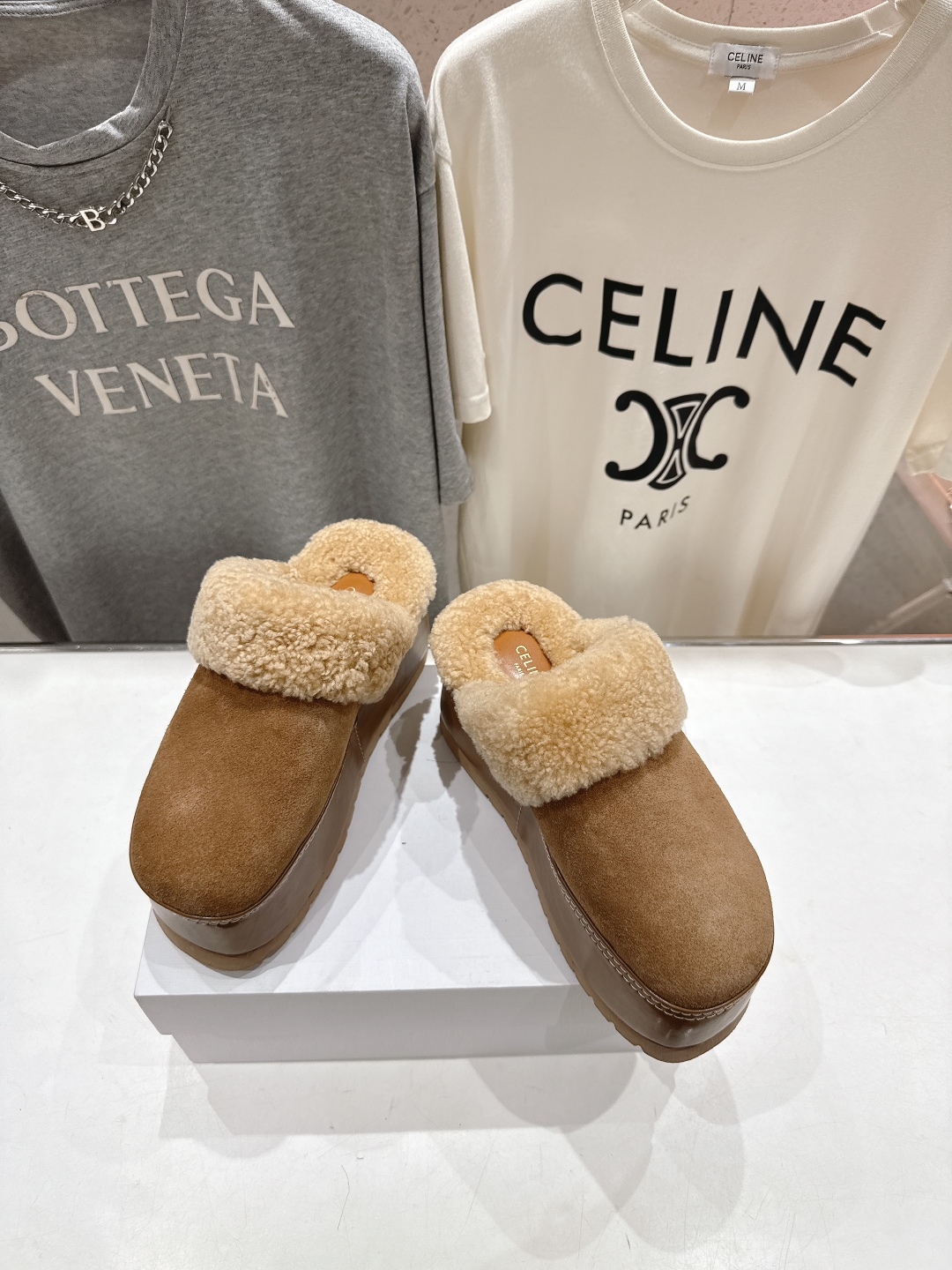 高版本出厂
  Celine/塞琳 2025ss新款F035厚底勃肯半包羊毛拖鞋🐏，上脚非常舒适保暖
这