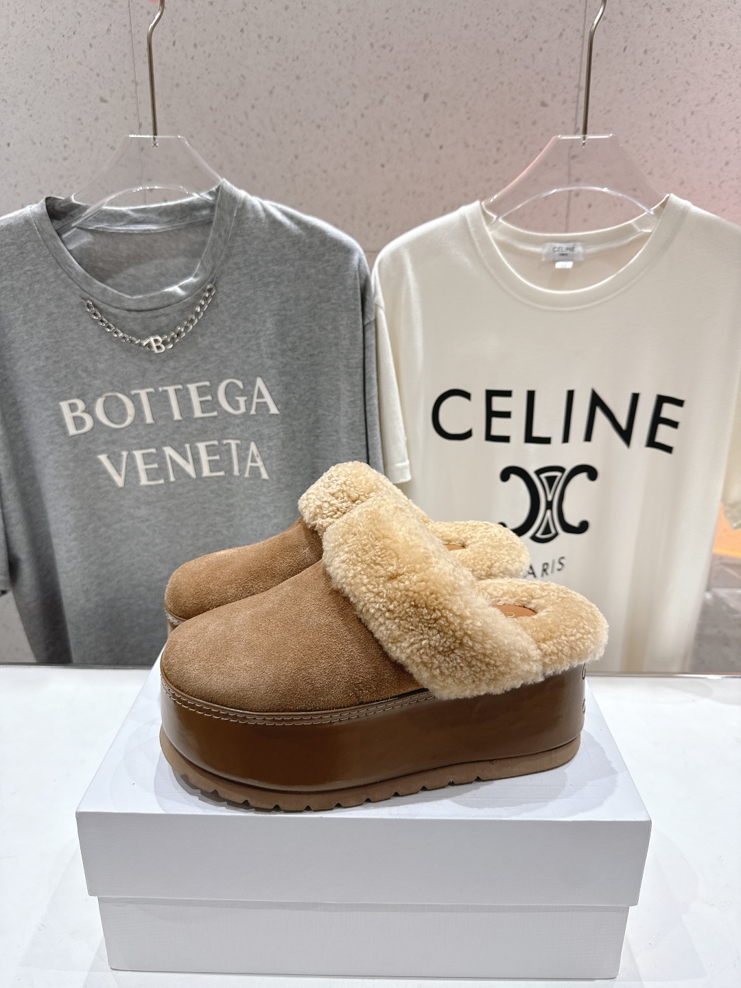高版本出厂
  Celine/塞琳 2025ss新款F035厚底勃肯半包羊毛拖鞋🐏，上脚非常舒适保暖
这