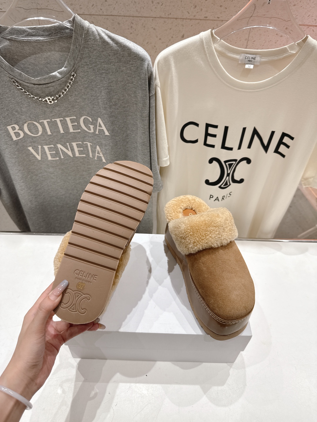 高版本出厂
  Celine/塞琳 2025ss新款F035厚底勃肯半包羊毛拖鞋🐏，上脚非常舒适保暖
这