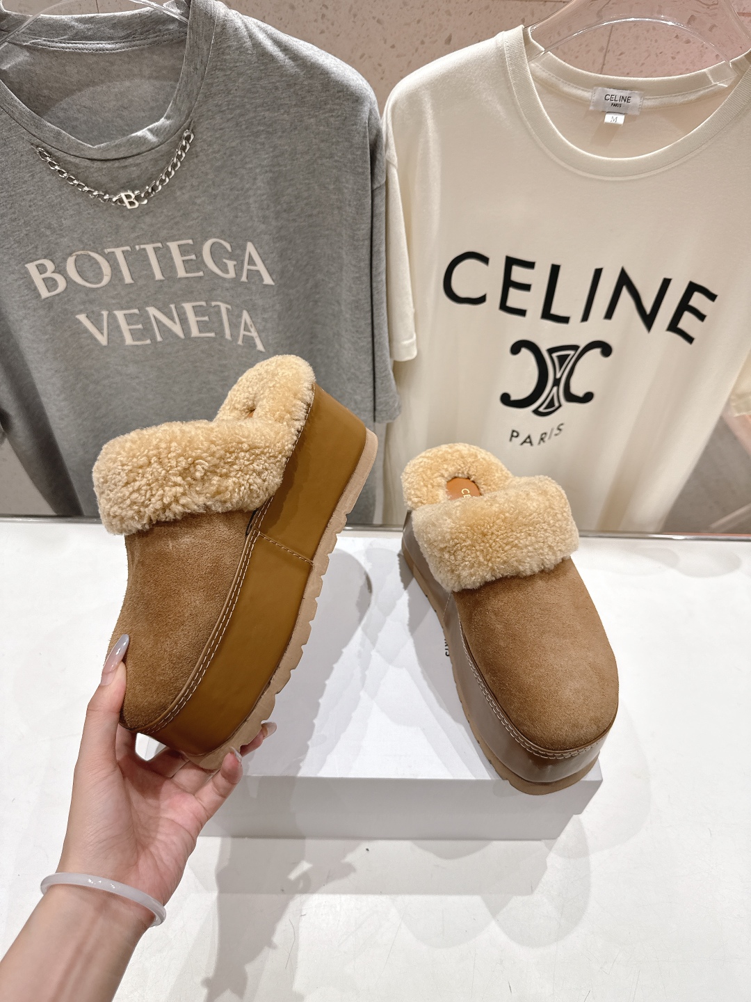 高版本出厂
  Celine/塞琳 2025ss新款F035厚底勃肯半包羊毛拖鞋🐏，上脚非常舒适保暖
这