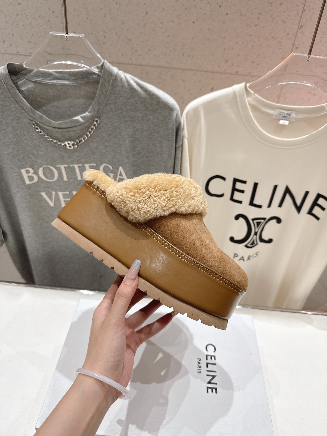 高版本出厂
  Celine/塞琳 2025ss新款F035厚底勃肯半包羊毛拖鞋🐏，上脚非常舒适保暖
这