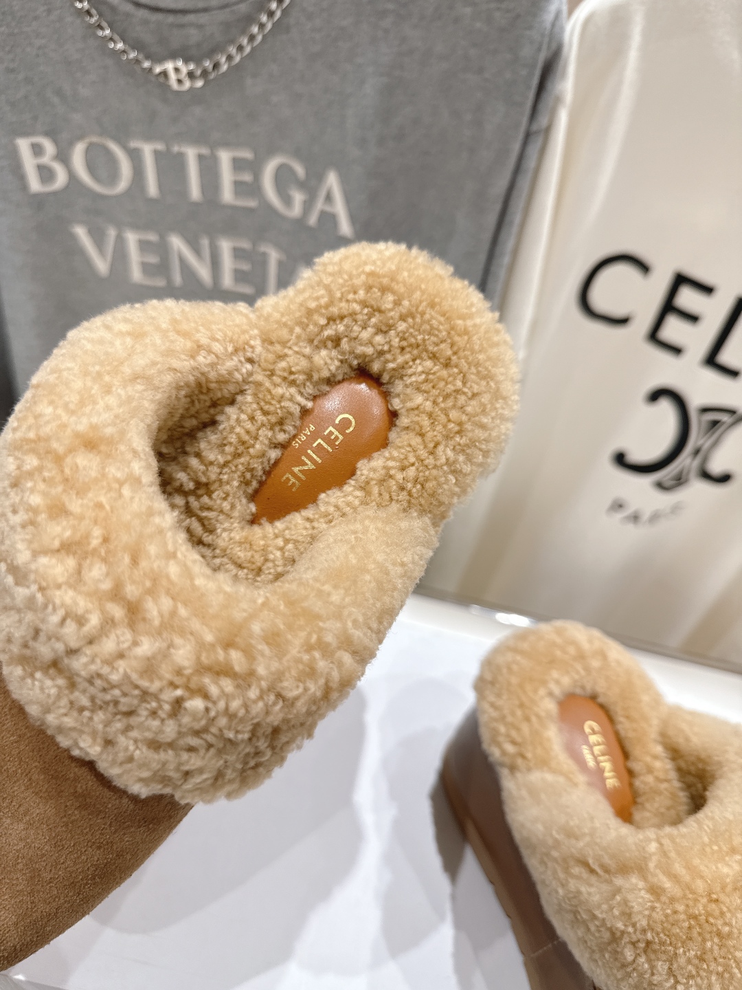 高版本出厂
  Celine/塞琳 2025ss新款F035厚底勃肯半包羊毛拖鞋🐏，上脚非常舒适保暖
这