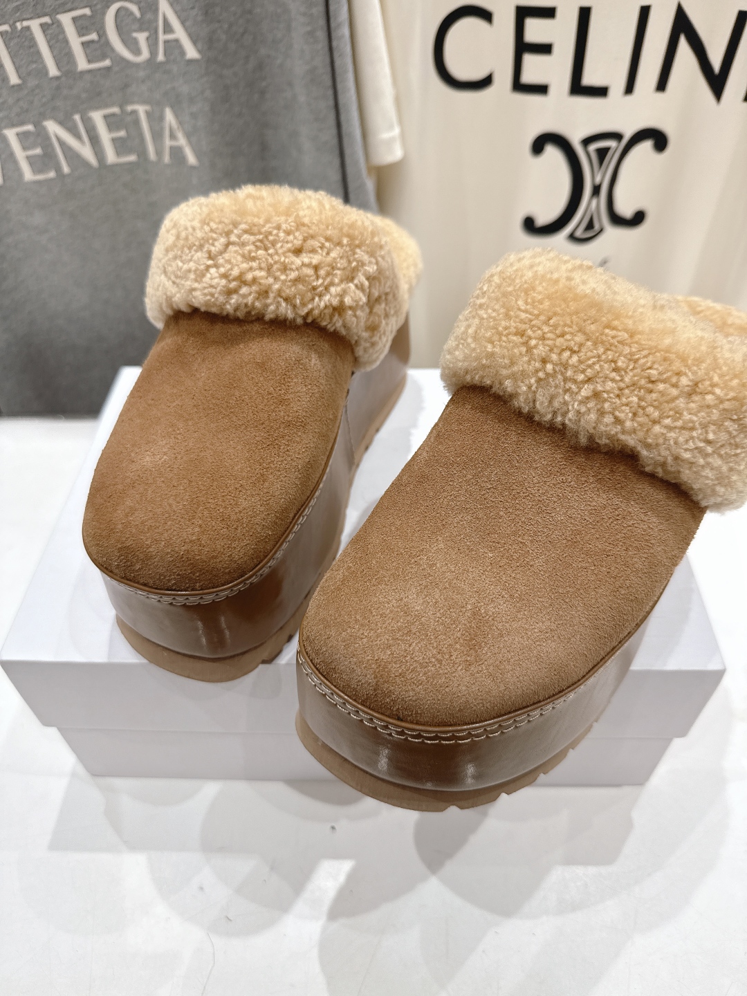 高版本出厂
  Celine/塞琳 2025ss新款F035厚底勃肯半包羊毛拖鞋🐏，上脚非常舒适保暖
这