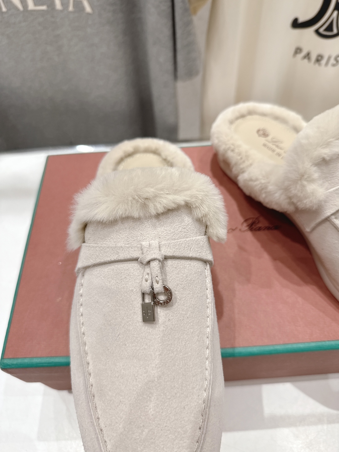 顶级出厂 升级版兔毛  男码+10
  Loro Piana* LP万年经典款乐福鞋 简约时尚 脚感超级