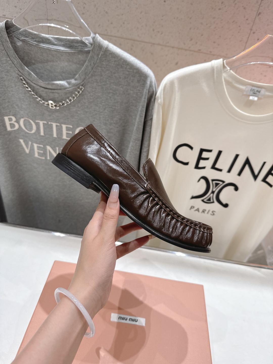 高版本出厂
  MiuMiu 缪缪25ss/专柜新款仙女风平底一脚蹬休闲鞋单鞋玛丽珍乐福鞋～
各路博主纷