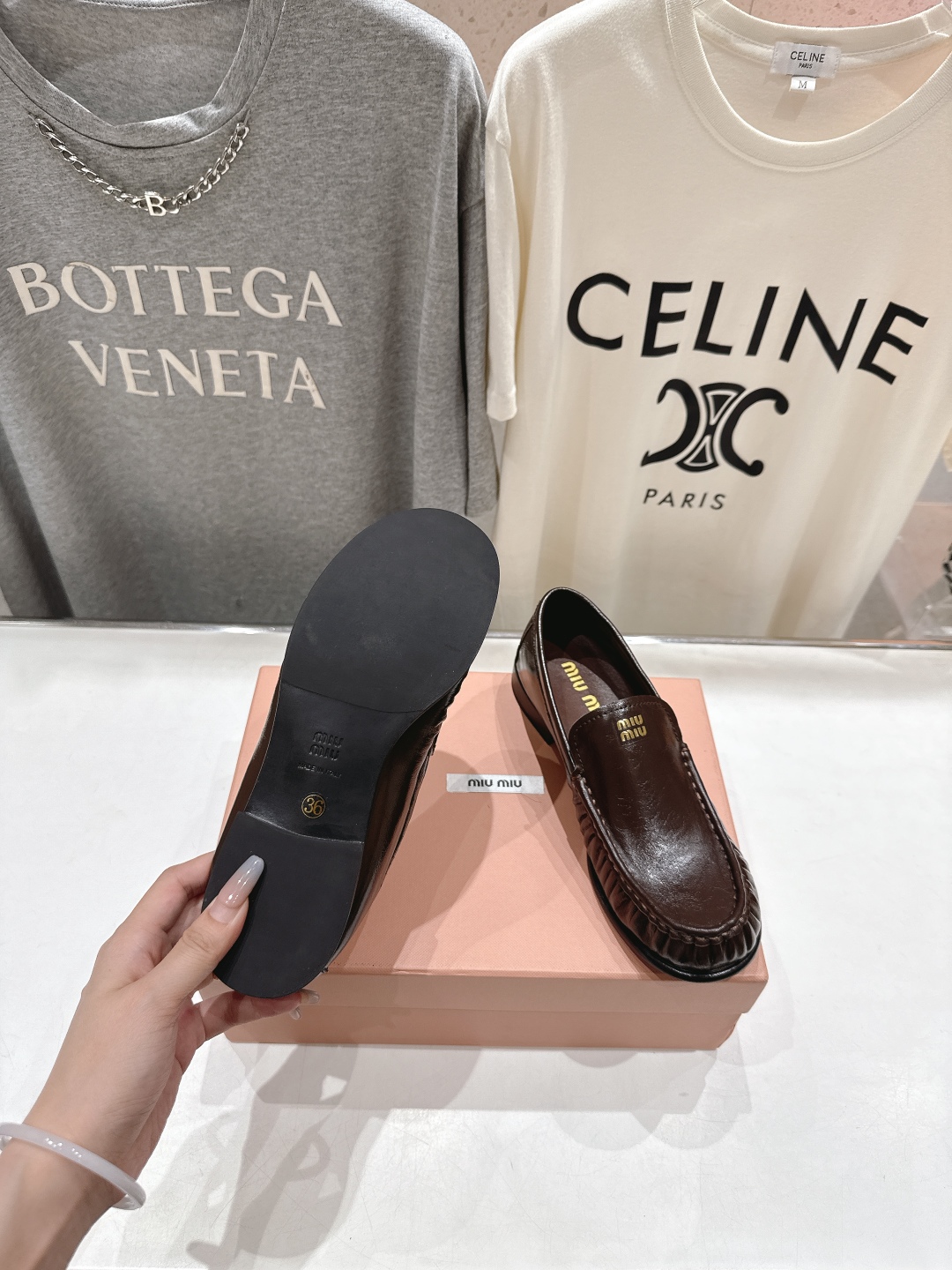 高版本出厂
  MiuMiu 缪缪25ss/专柜新款仙女风平底一脚蹬休闲鞋单鞋玛丽珍乐福鞋～
各路博主纷
