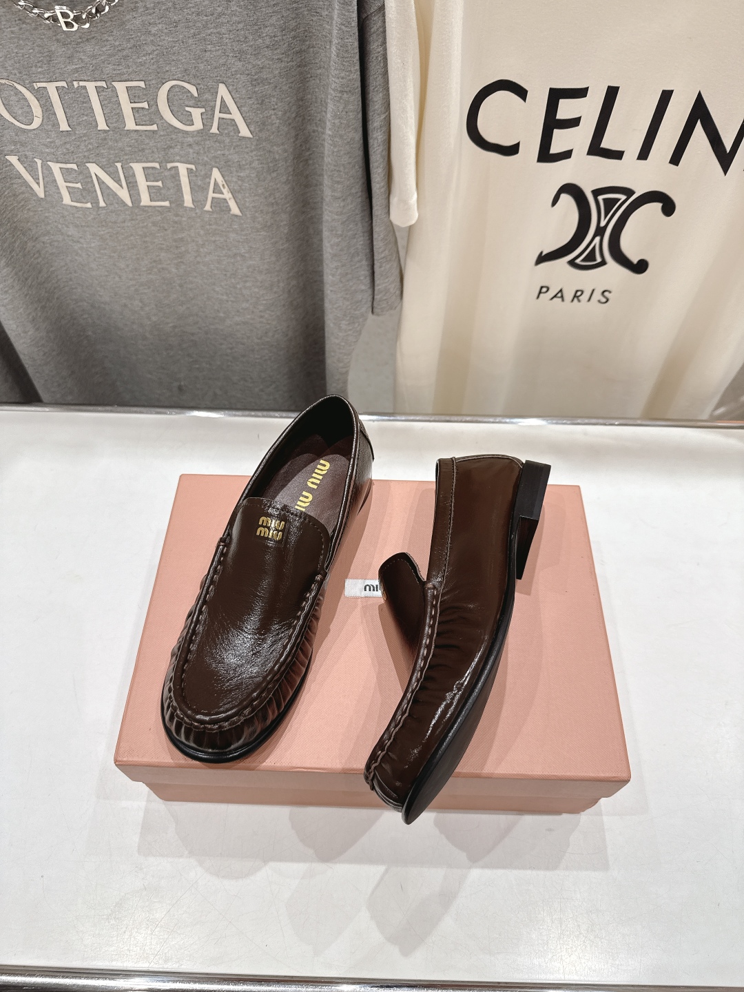 高版本出厂
  MiuMiu 缪缪25ss/专柜新款仙女风平底一脚蹬休闲鞋单鞋玛丽珍乐福鞋～
各路博主纷