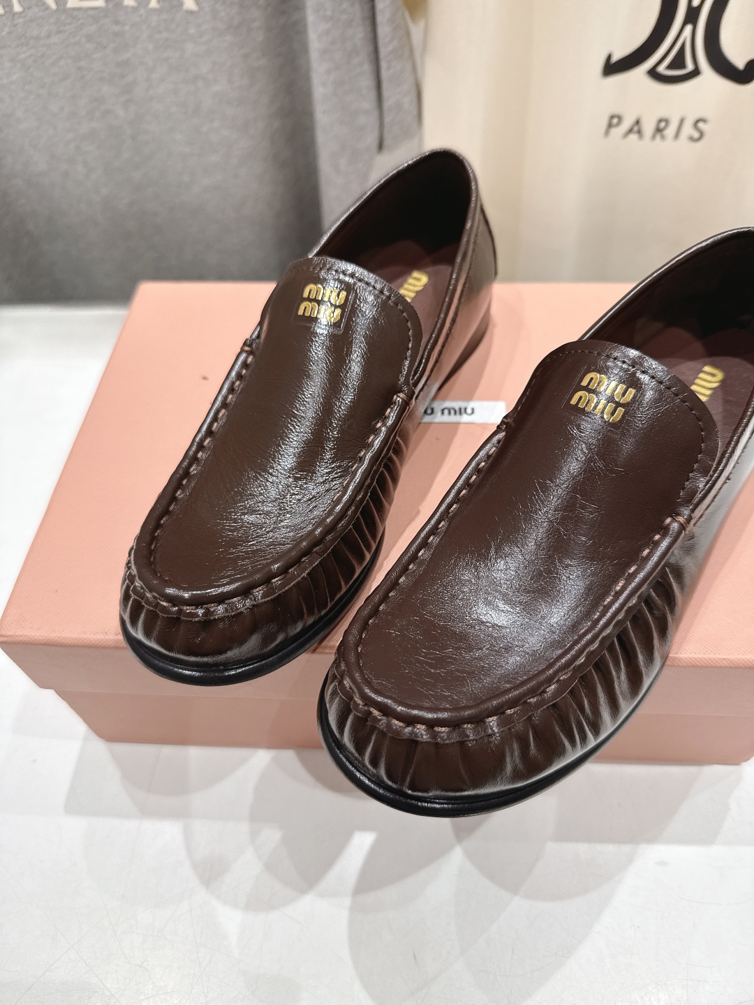 高版本出厂
  MiuMiu 缪缪25ss/专柜新款仙女风平底一脚蹬休闲鞋单鞋玛丽珍乐福鞋～
各路博主纷