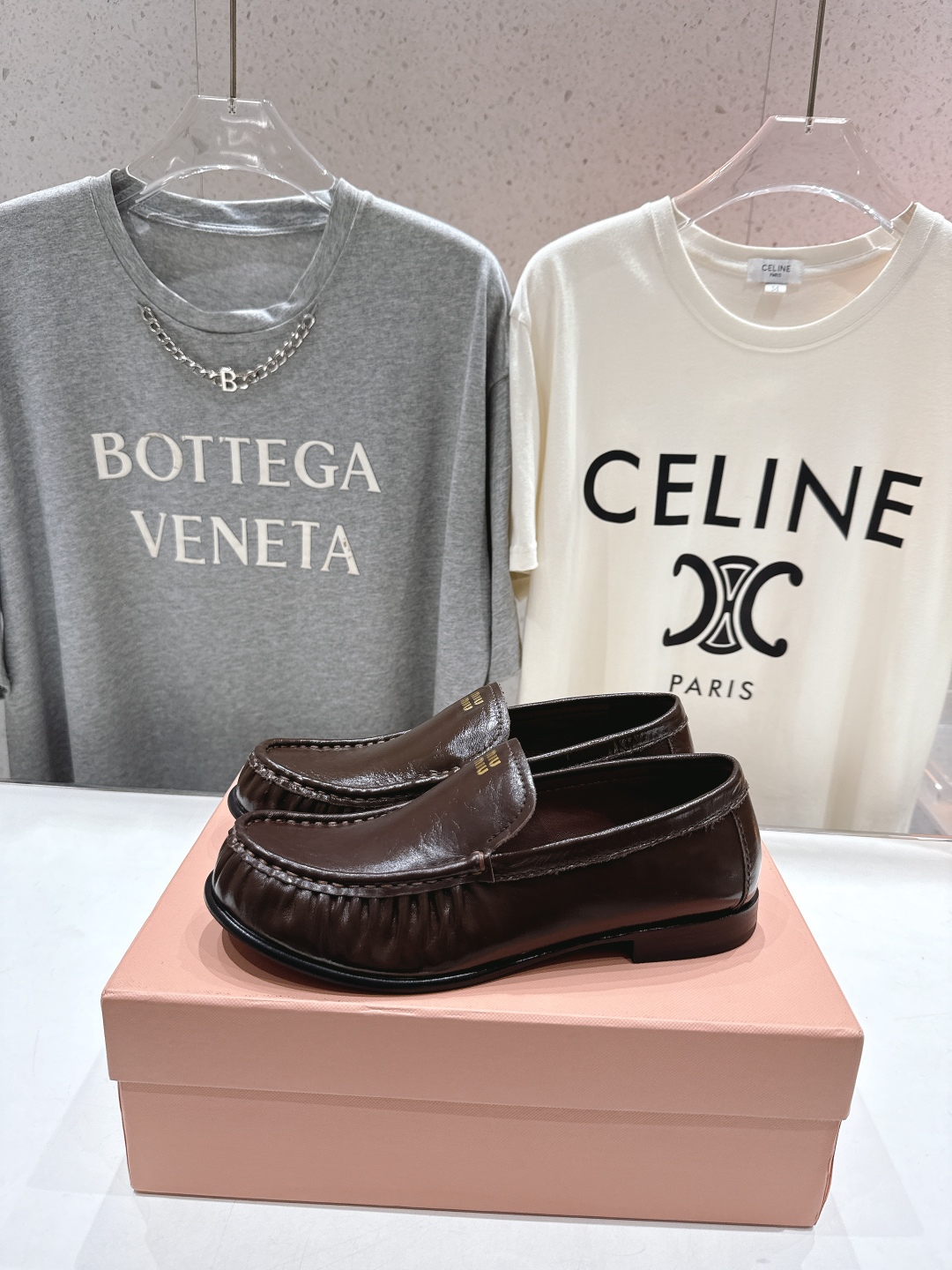 高版本出厂
  MiuMiu 缪缪25ss/专柜新款仙女风平底一脚蹬休闲鞋单鞋玛丽珍乐福鞋～
各路博主纷