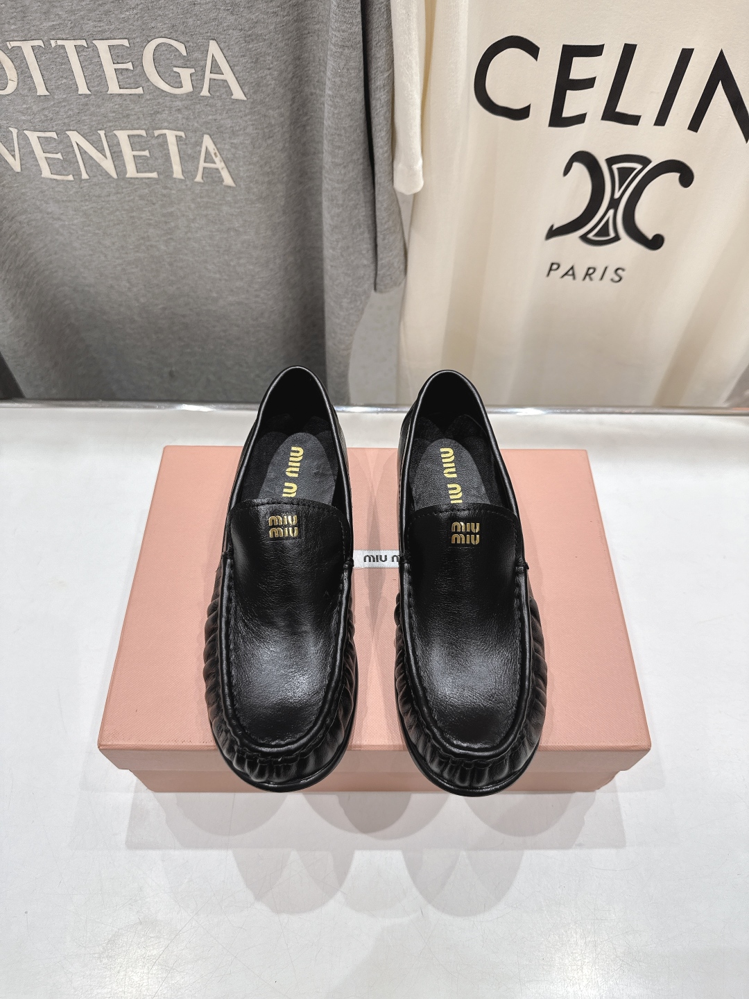 高版本出厂
  MiuMiu 缪缪25ss/专柜新款仙女风平底一脚蹬休闲鞋单鞋玛丽珍乐福鞋～
各路博主纷