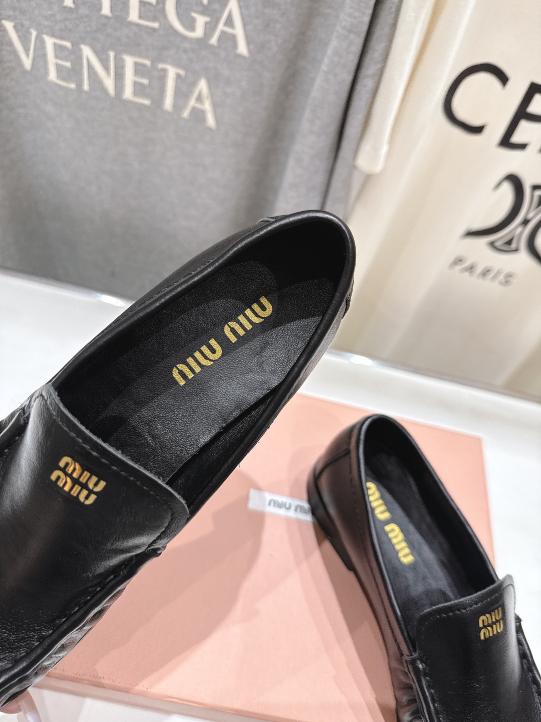高版本出厂
  MiuMiu 缪缪25ss/专柜新款仙女风平底一脚蹬休闲鞋单鞋玛丽珍乐福鞋～
各路博主纷