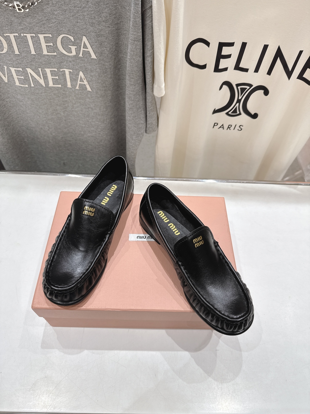 高版本出厂
  MiuMiu 缪缪25ss/专柜新款仙女风平底一脚蹬休闲鞋单鞋玛丽珍乐福鞋～
各路博主纷
